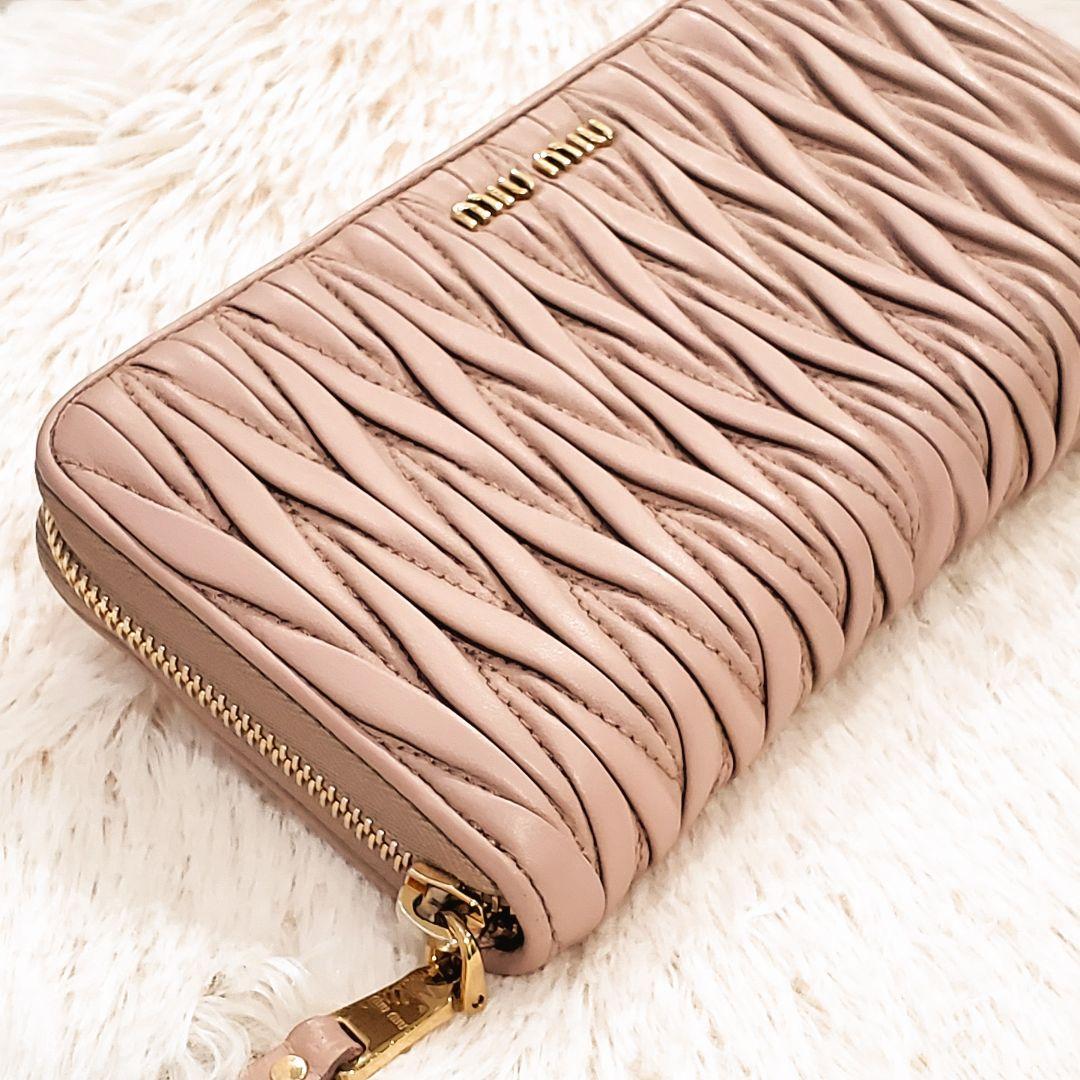 miu miu　ラウンド長財布　マテラッセ　レザー　ピンクベージュ　ミュウミュウ