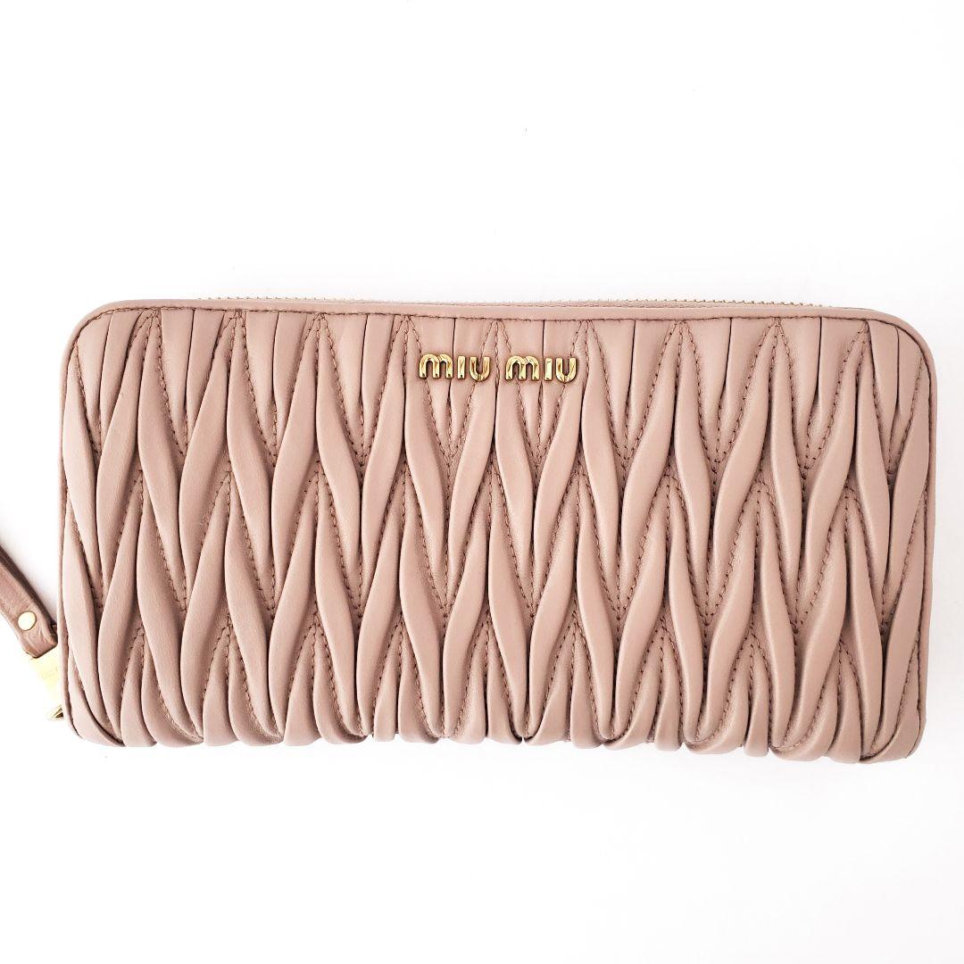miu miu　ラウンド長財布　マテラッセ　レザー　ピンクベージュ　ミュウミュウ