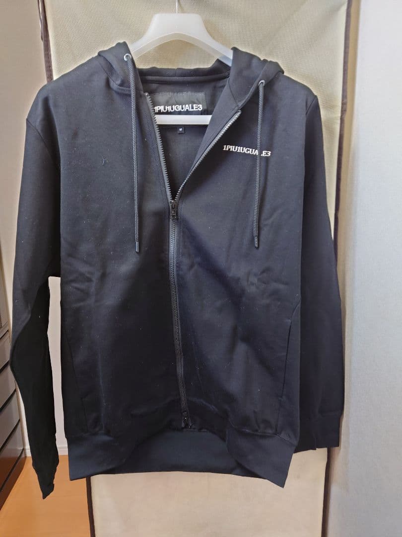 1PIU1UGUALE3 フード付きジャージ上下セットアップ VI