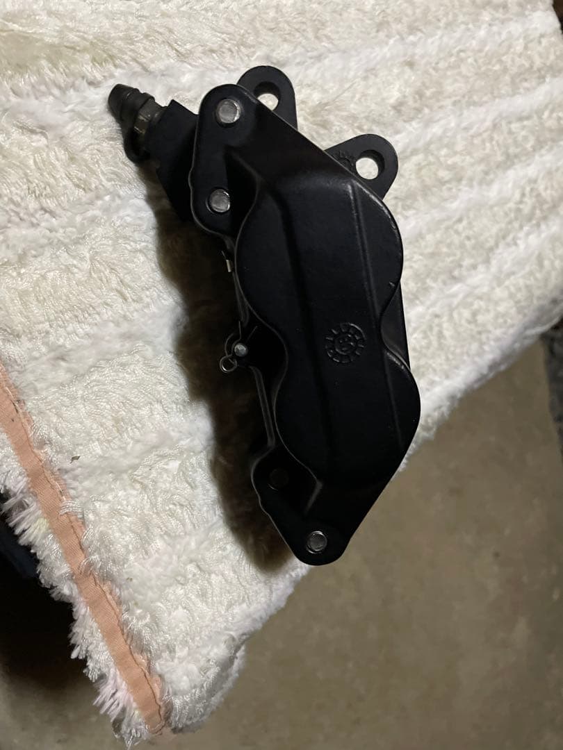 brembo ブラック フロントブレーキキャリパー