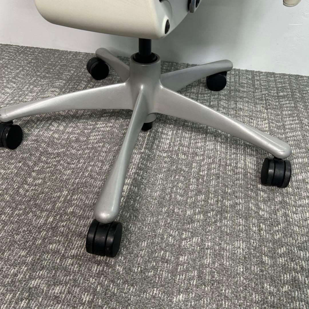 ②エンボディチェア ハーマンミラー ホワイト Embody えんじ色系