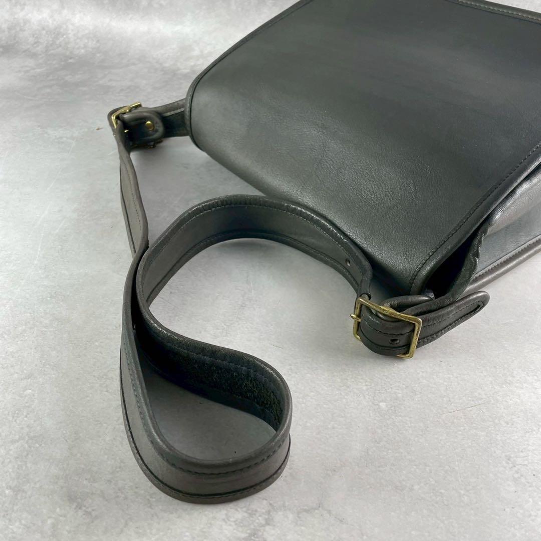 オールドコーチ　ショルダーバッグ　クロスボディ　フラップトップ　レザー　黒系