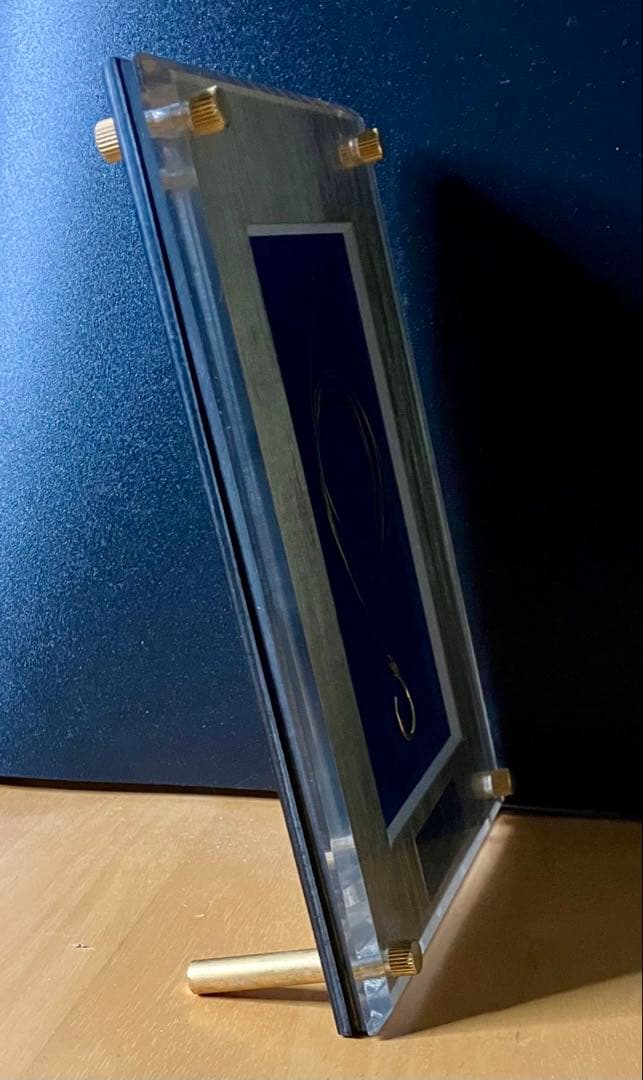 飾り盾　純金製の釣り針(K24刻印　約0.9グラム)