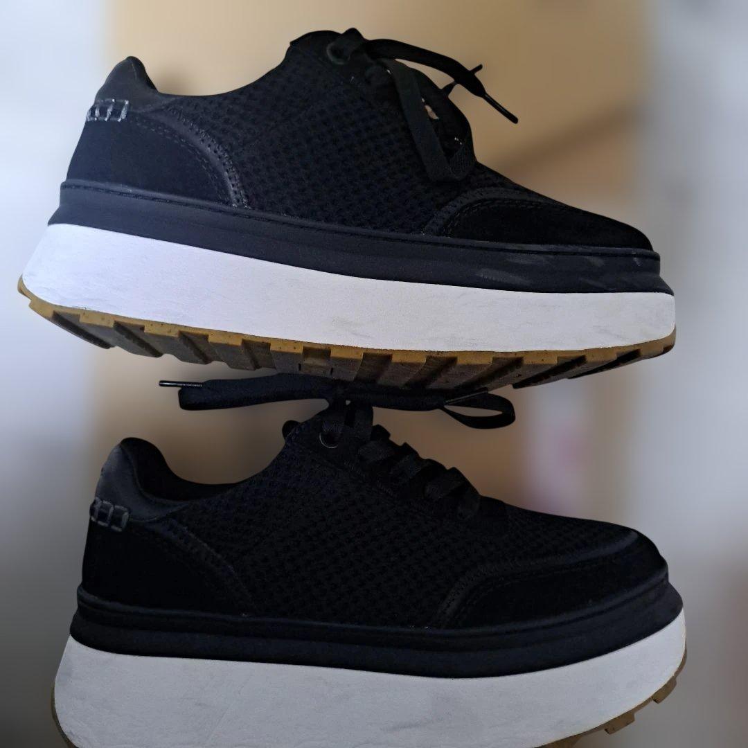 UGG　ブラック メッシュ 厚底スニーカー