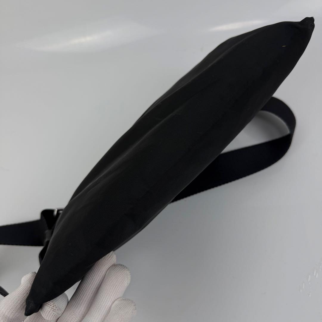 PRADA プラダ ショルダーバッグ 斜めがけ ナイロン 三角ロゴ 黒 白タグ