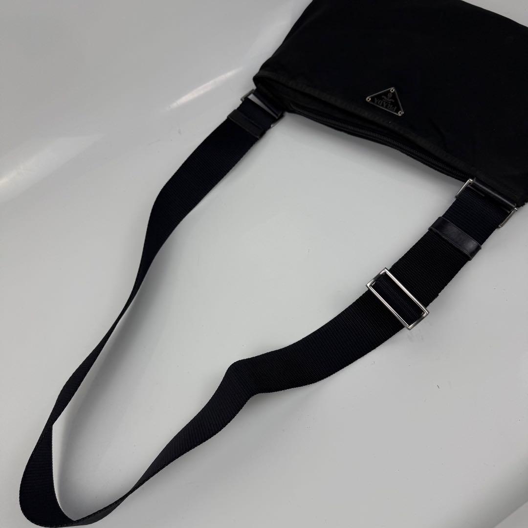 PRADA プラダ ショルダーバッグ 斜めがけ ナイロン 三角ロゴ 黒 白タグ
