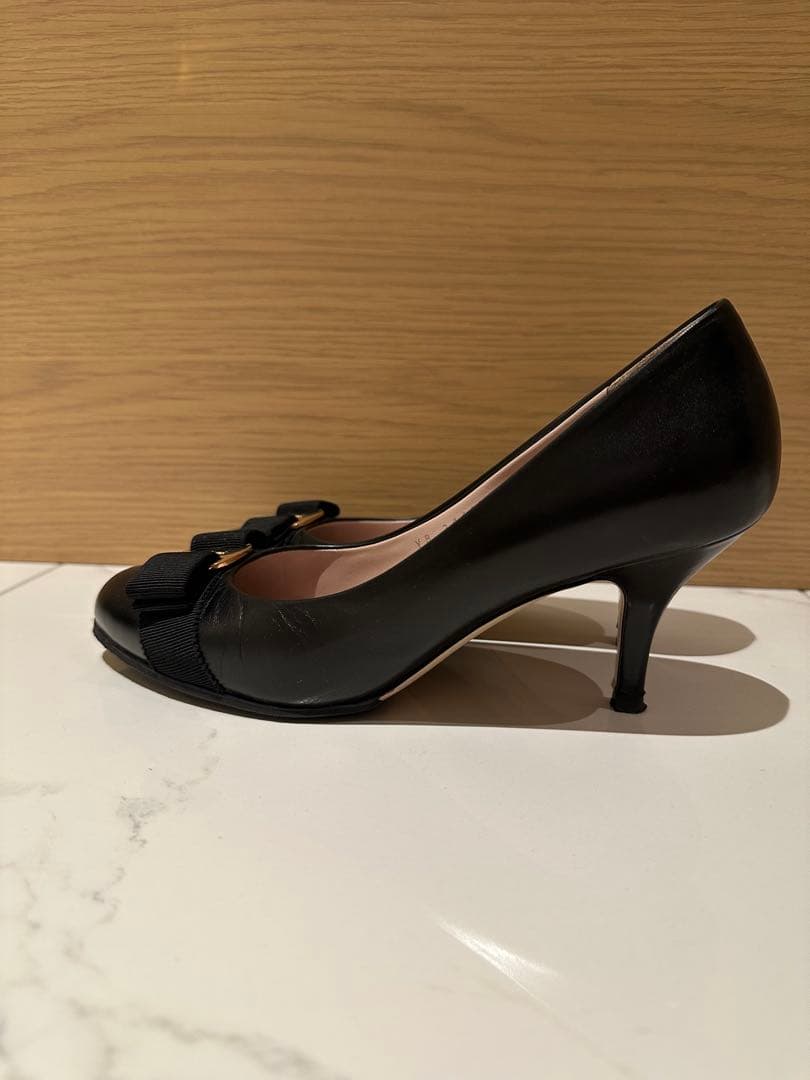 FERRAGAMO ブラックパンプス24.5㎝
