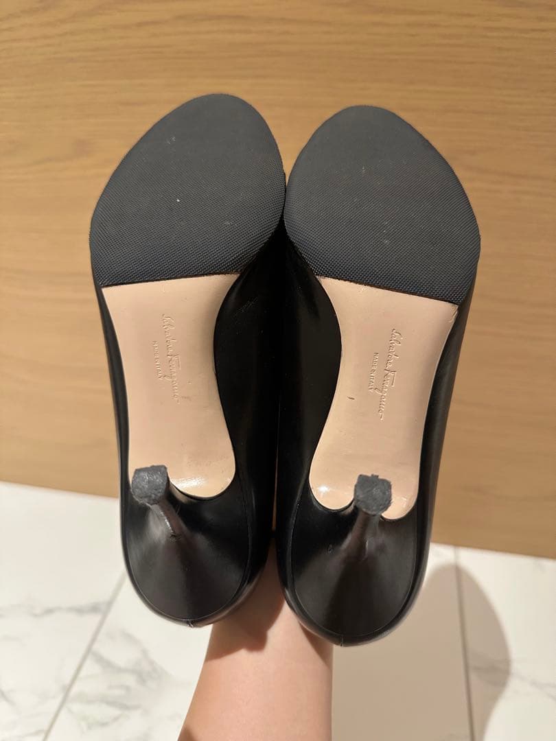 FERRAGAMO ブラックパンプス24.5㎝