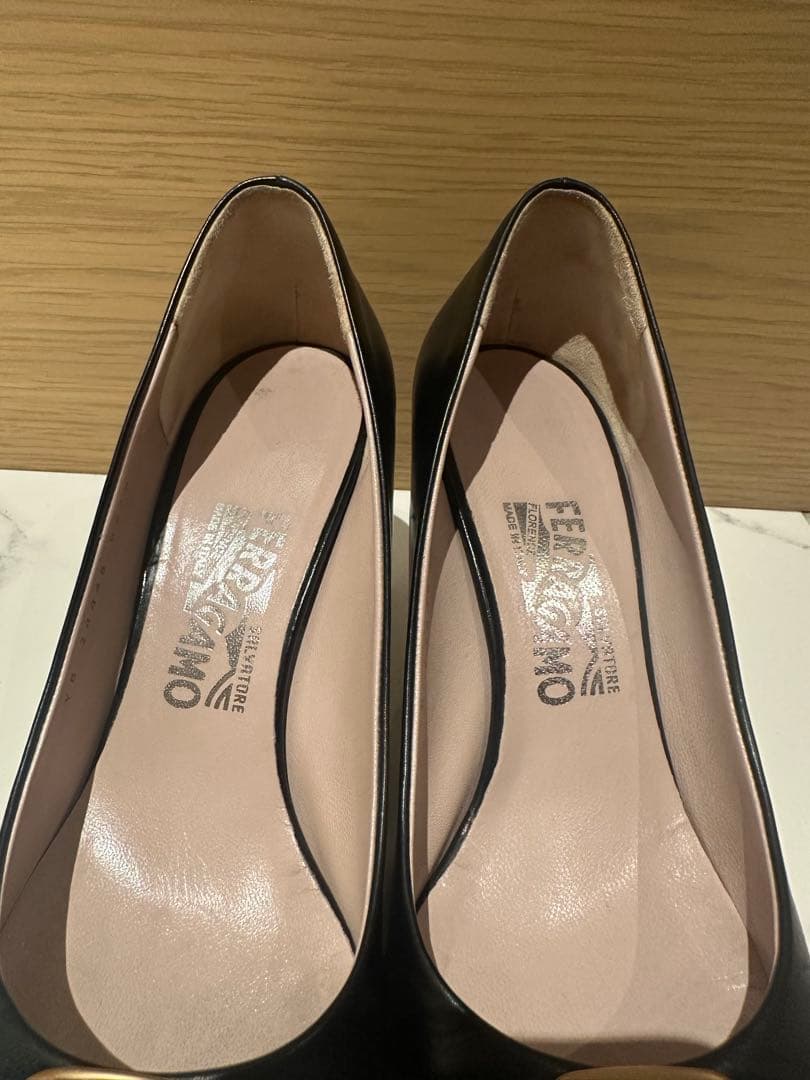 FERRAGAMO ブラックパンプス24.5㎝