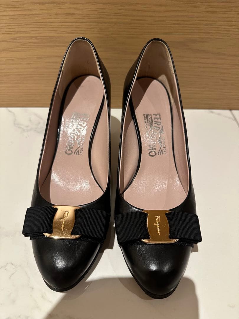 FERRAGAMO ブラックパンプス24.5㎝