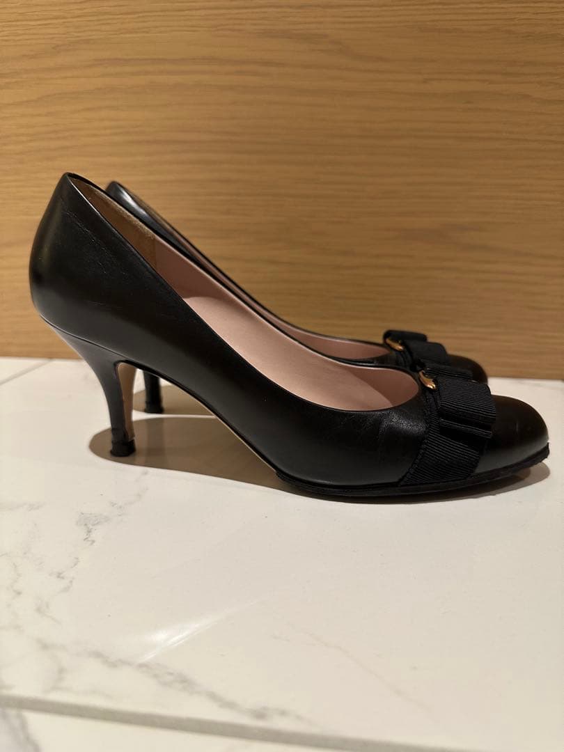 FERRAGAMO ブラックパンプス24.5㎝