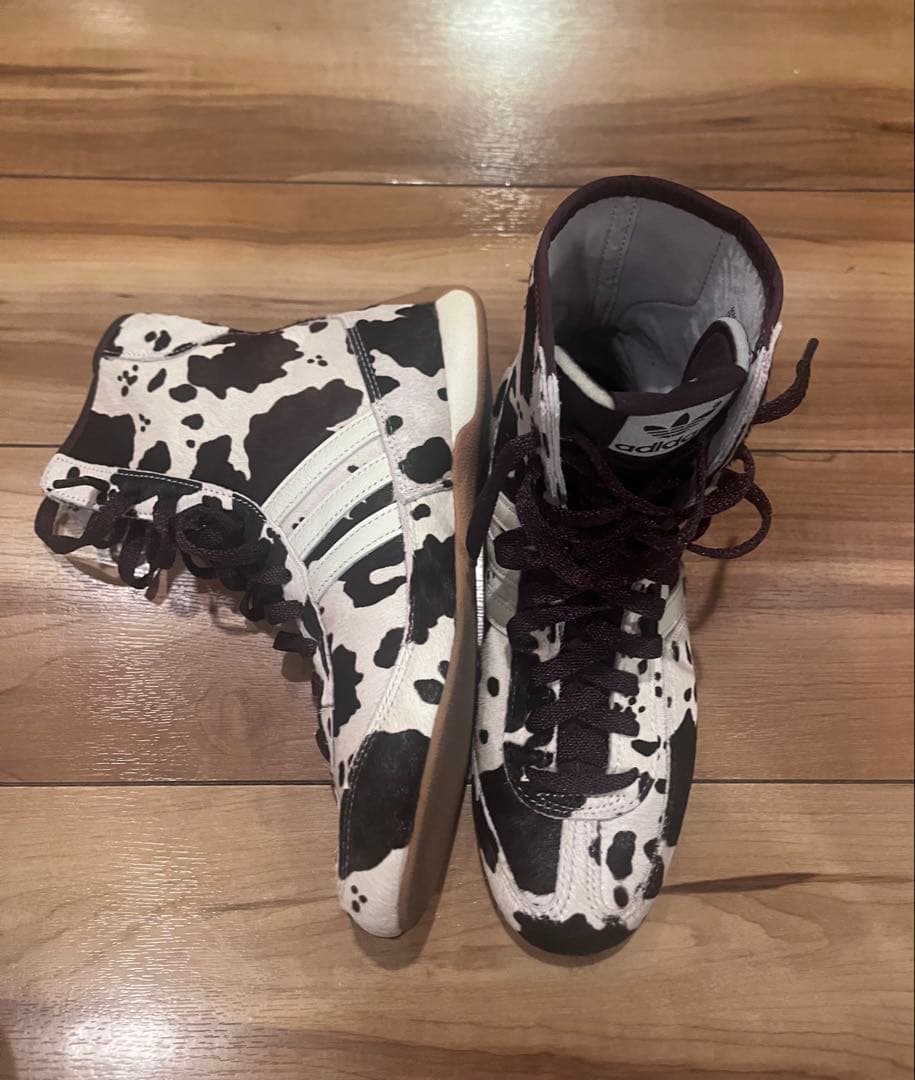 adidas 牛柄 スニーカー