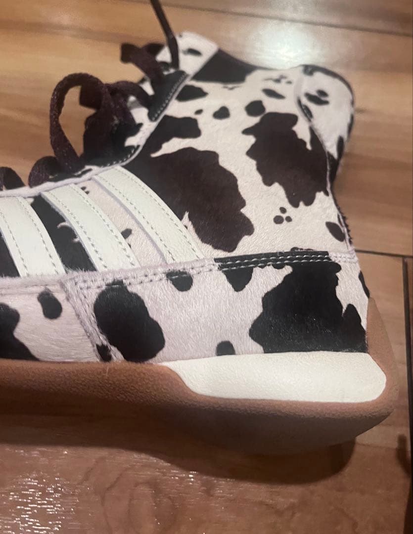 adidas 牛柄 スニーカー