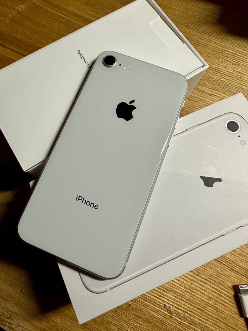 Apple iPhone 8本体 64GBシルバー白色★箱付き美品イヤフォン新品