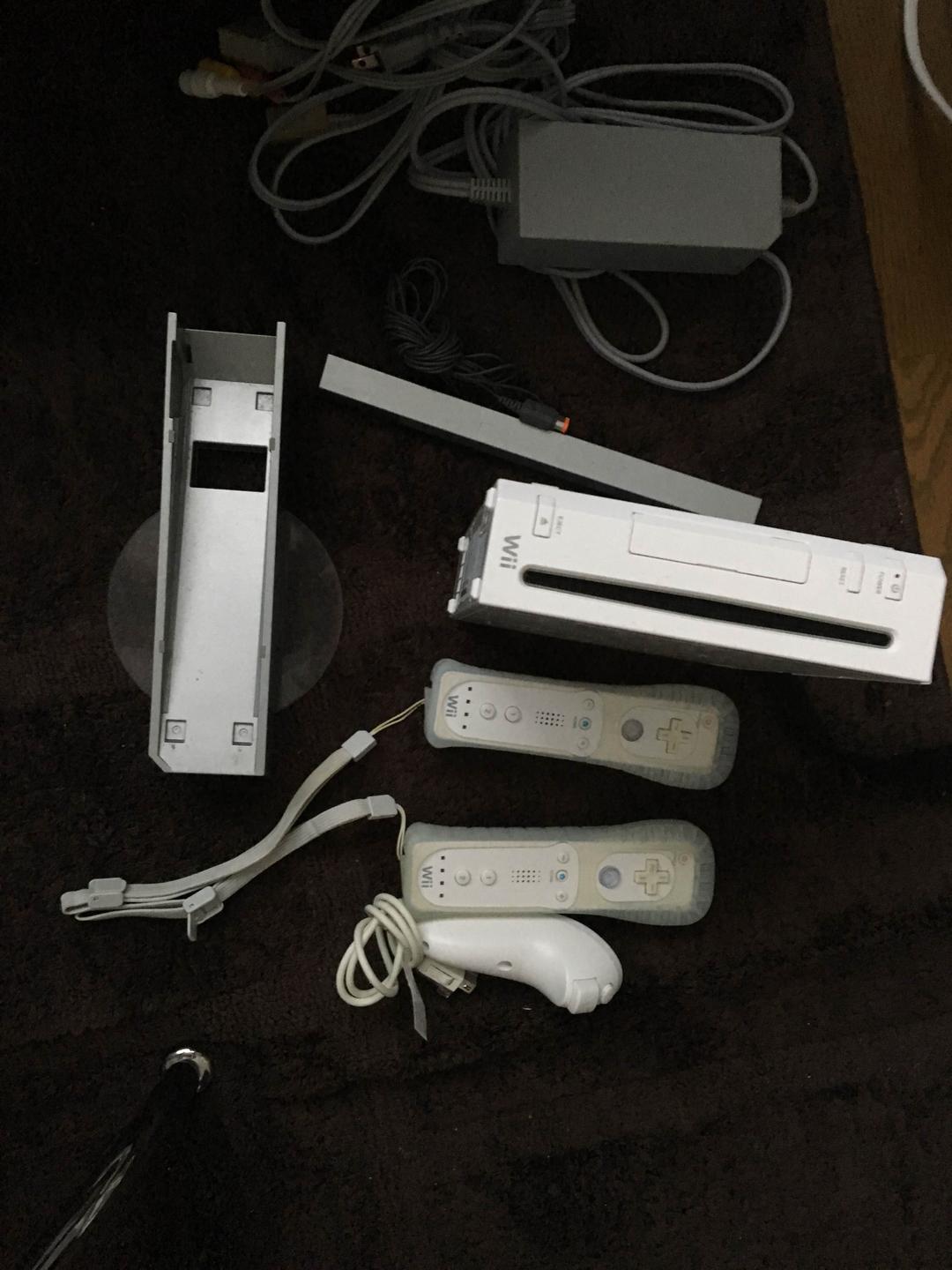 wii 本体 + カセット4つ