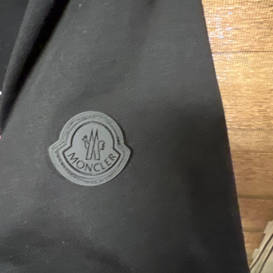 MONCLER 黒 Tシャツ ラバーロゴ付き
