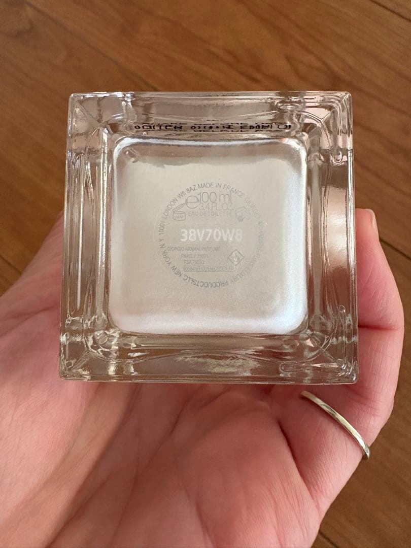 アルマーニ プリヴェ ピヴォワンヌ スジョ ソイエ ドゥ ナクレ オードトワレ