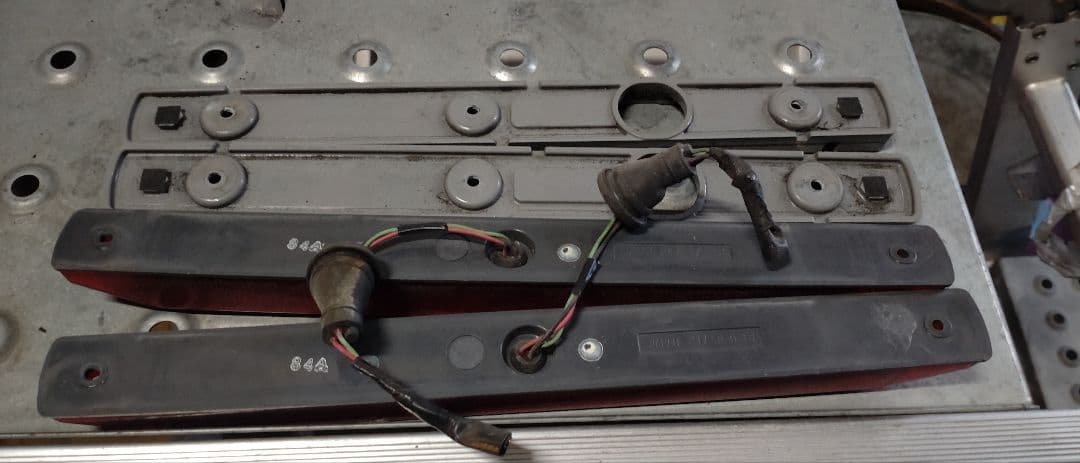 小糸製作所LEDテールランプ 赤/透明