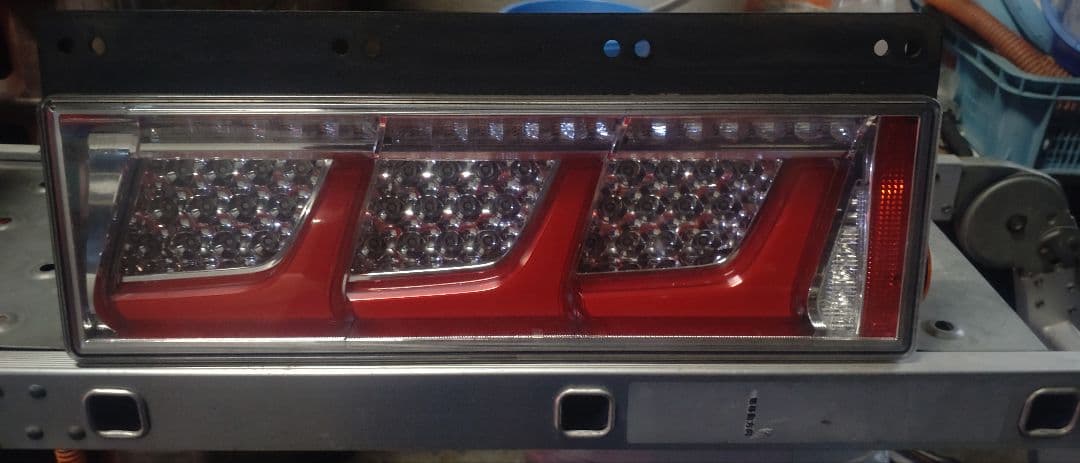 小糸製作所LEDテールランプ 赤/透明