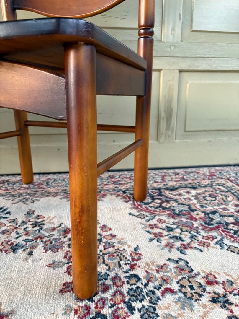 90年代 オールドカリモク椅子 2脚セットコロニアル ダイニングチェア 馬車刻印