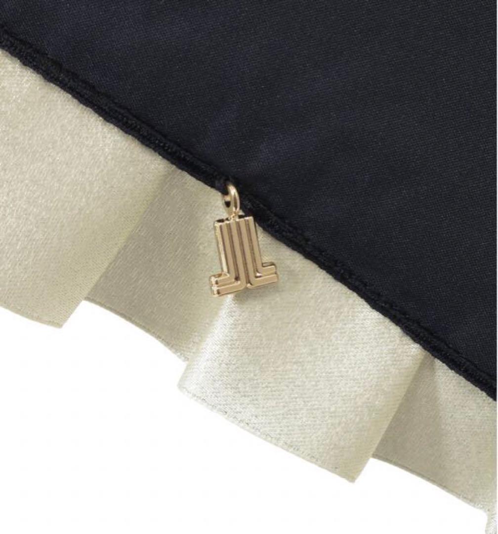 フリル付き黒い折りたたみ日傘