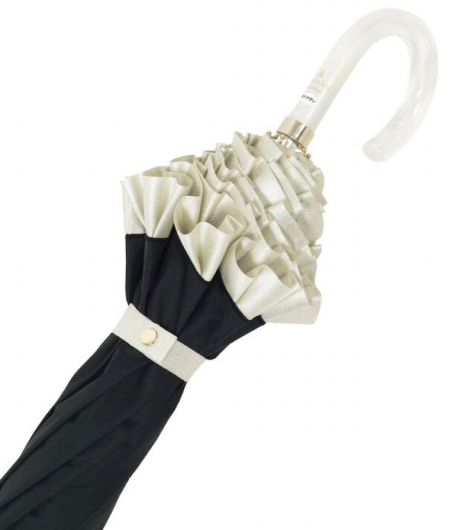 フリル付き黒い折りたたみ日傘