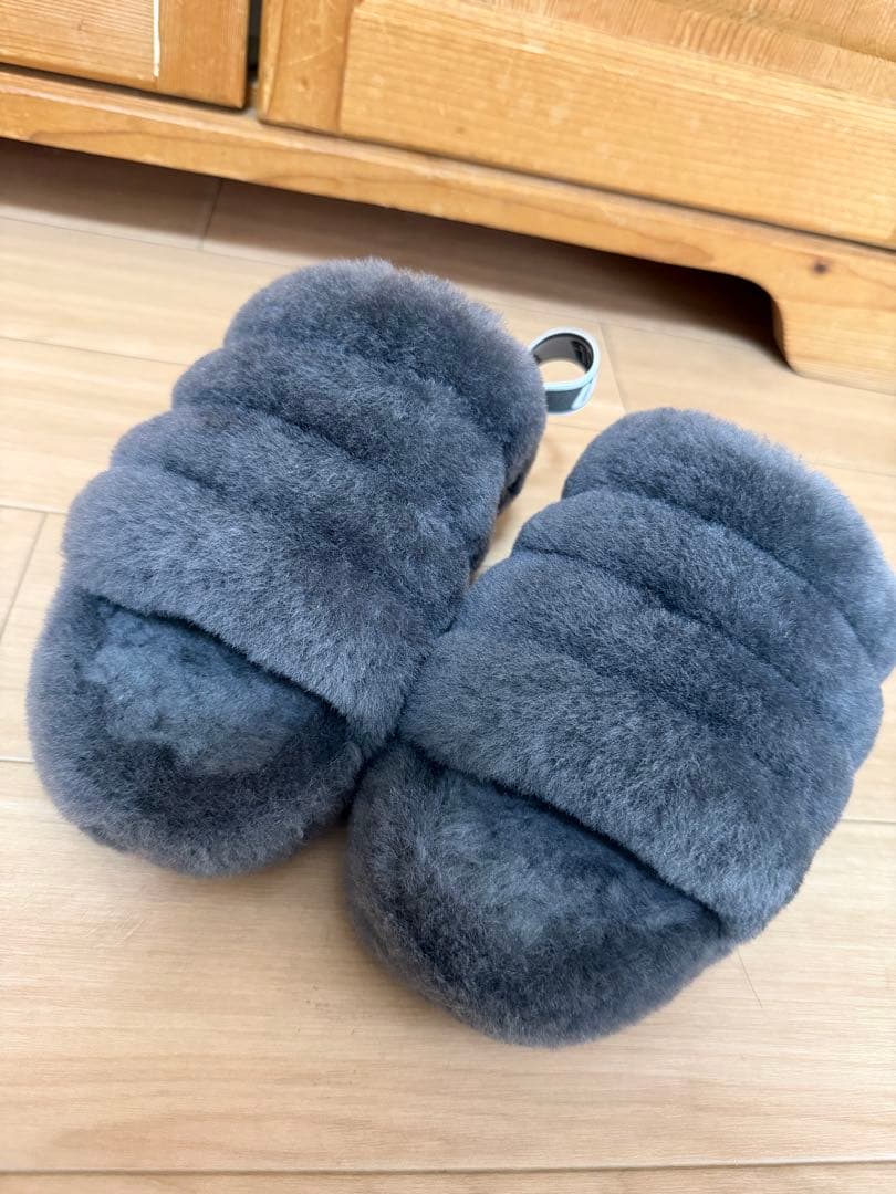 【ゆ】　UGG サンダル　グレー