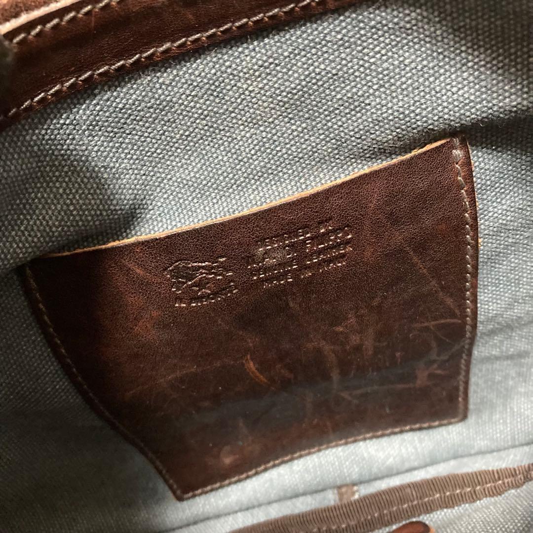 【ヴィンテージ】イルビゾンテ　ショルダーバッグ　サコッシュ　レザー　ロゴ型押し