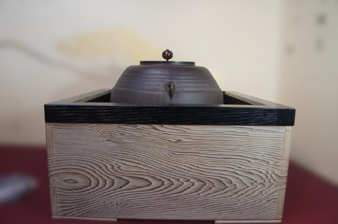 ☆焼杉置炉 在銘 筋釜 釜鐶 置炉用600w炭型電熱器 送料込み