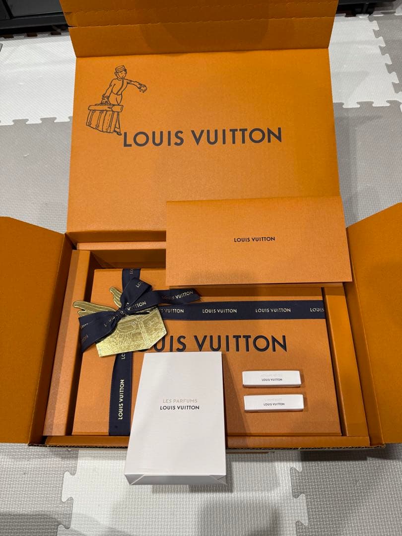 【新品】ルイヴィトン マフラー・オンリーLVミニコンフィ ノワール