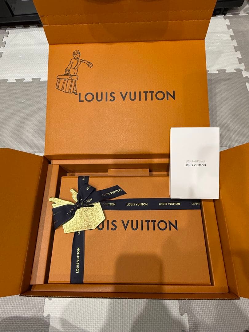 【新品】ルイヴィトン マフラー・オンリーLVミニコンフィ ノワール