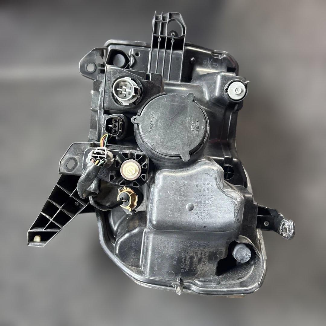 ダイハツ ウェイク 右ヘッドライト