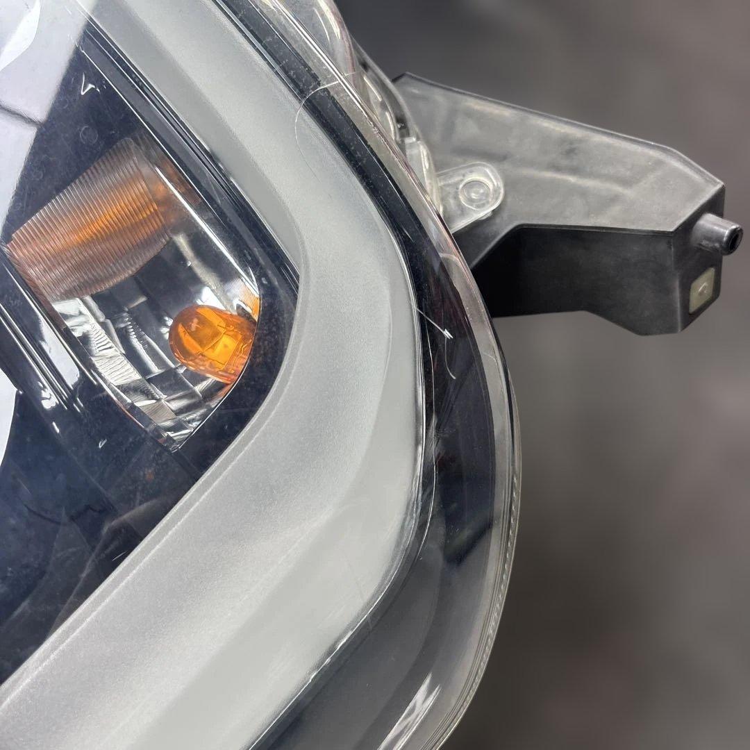 ダイハツ ウェイク 右ヘッドライト