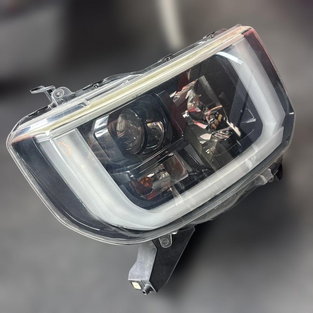 ダイハツ ウェイク 右ヘッドライト