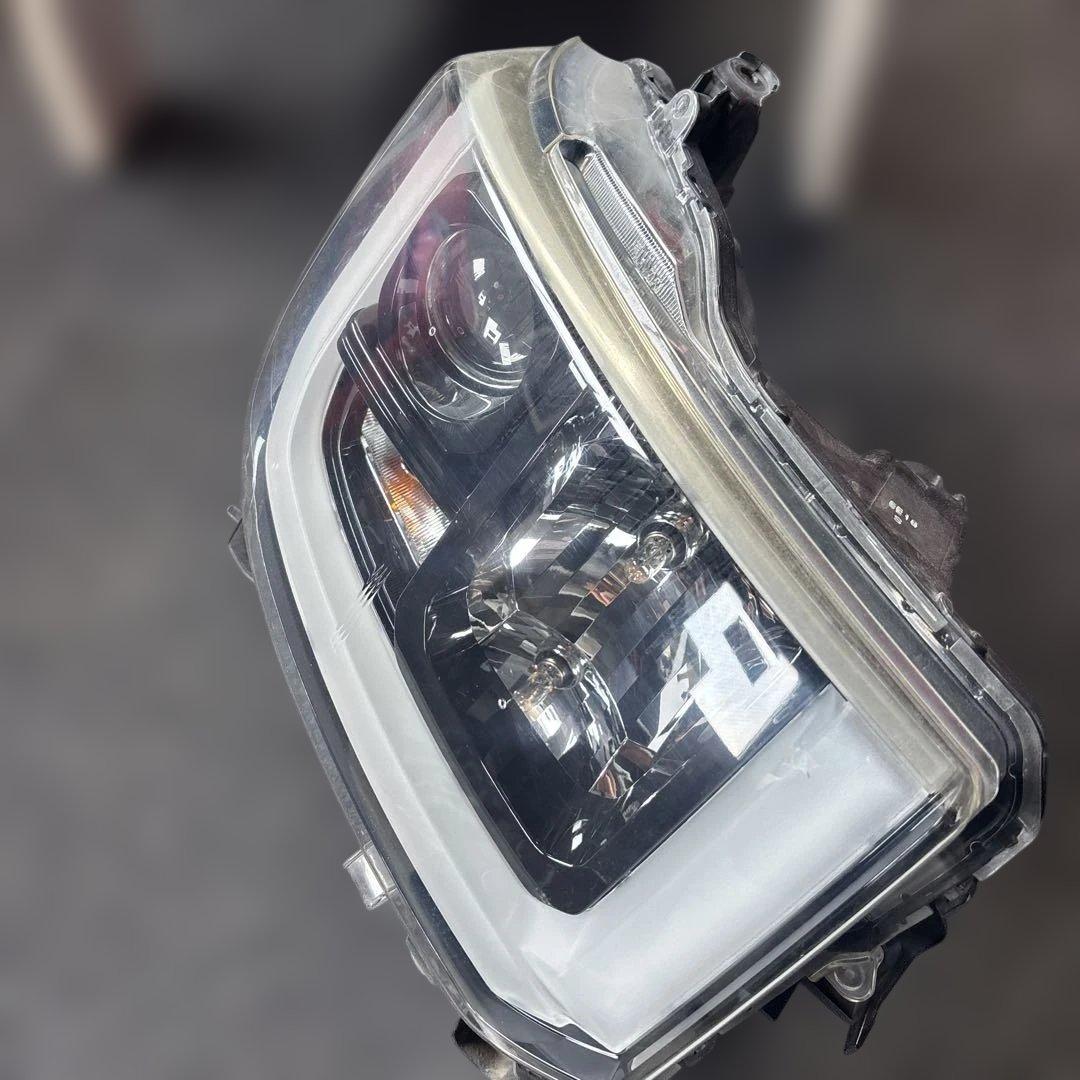 ダイハツ ウェイク 右ヘッドライト