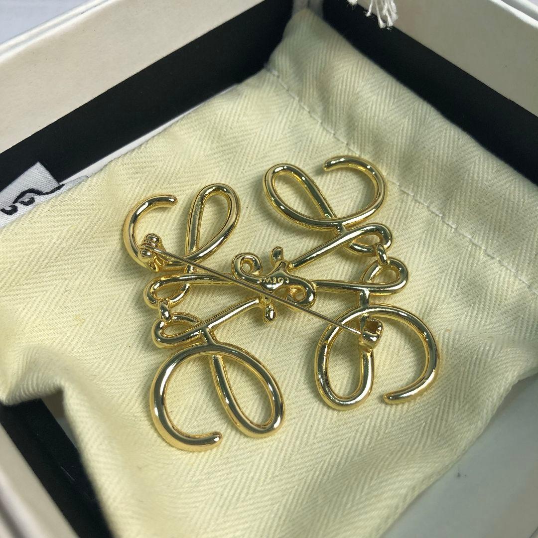 LOEWE アナグラム ブローチ ゴールドカラー ロゴデザイン