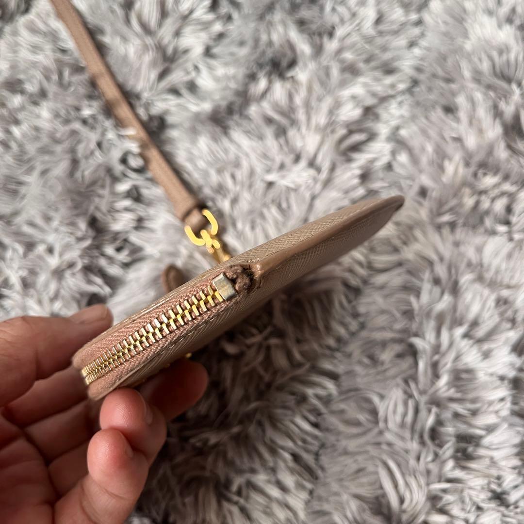 良品✨PRADA ラウンドケース　サフィアーノ　ストラップ付き　メタルロゴ