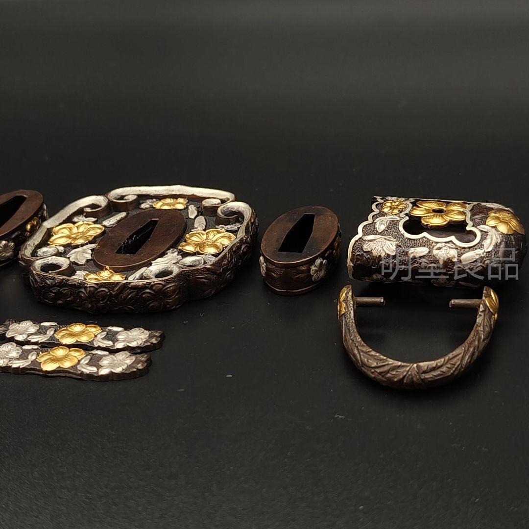 桜の紋太刀　金具　刀鍔　目貫　縁頭　切羽　鐺　柄鞘一式金具　銅製　金銀メッキ