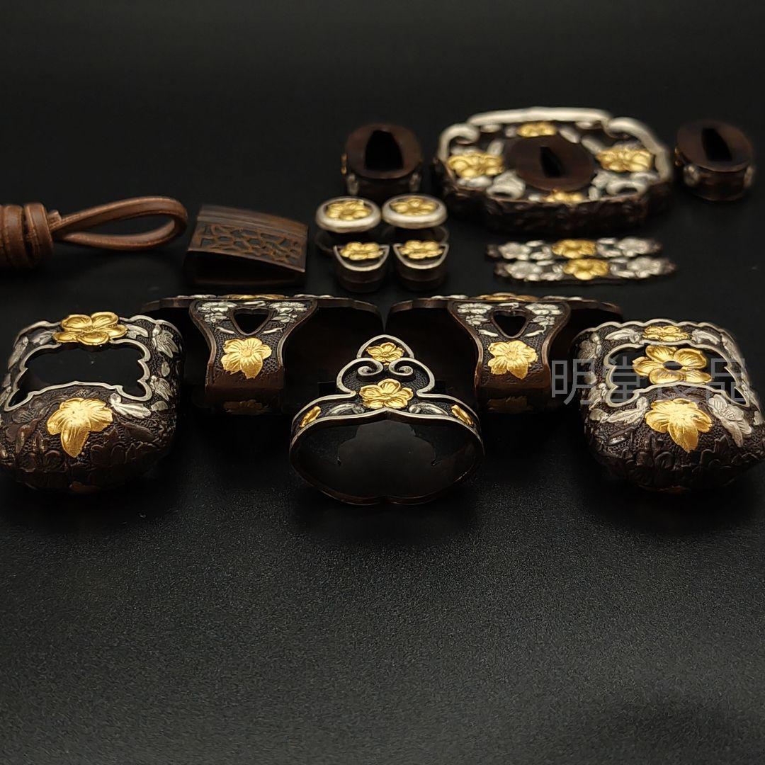 桜の紋太刀　金具　刀鍔　目貫　縁頭　切羽　鐺　柄鞘一式金具　銅製　金銀メッキ