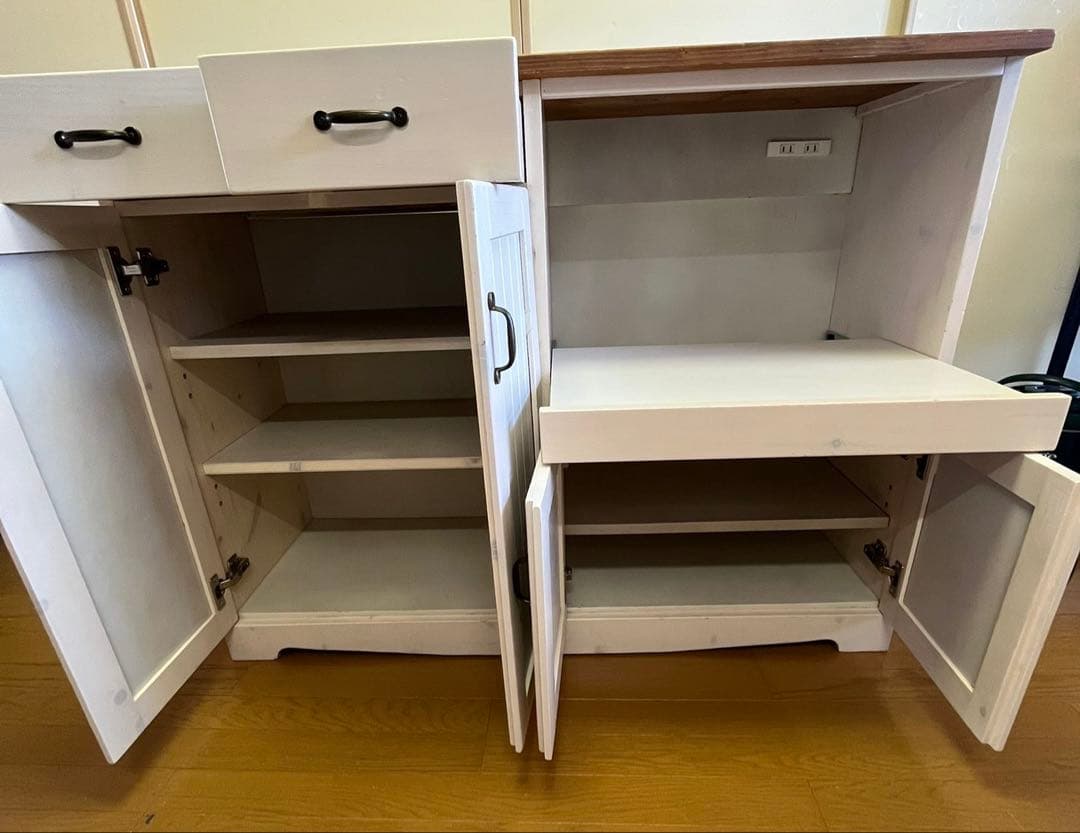 【カントリー調/美品】 木目天板のキッチンカウンター 食器棚 (コンセント付き)