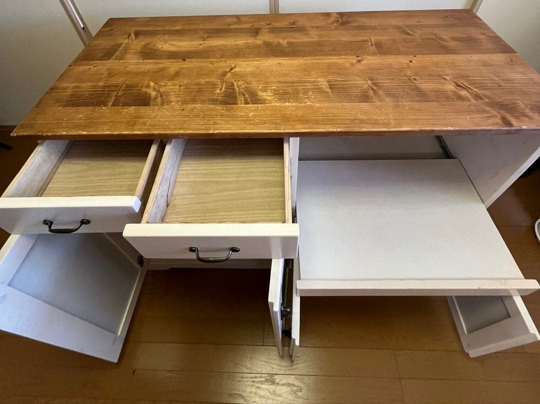 【カントリー調/美品】 木目天板のキッチンカウンター 食器棚 (コンセント付き)