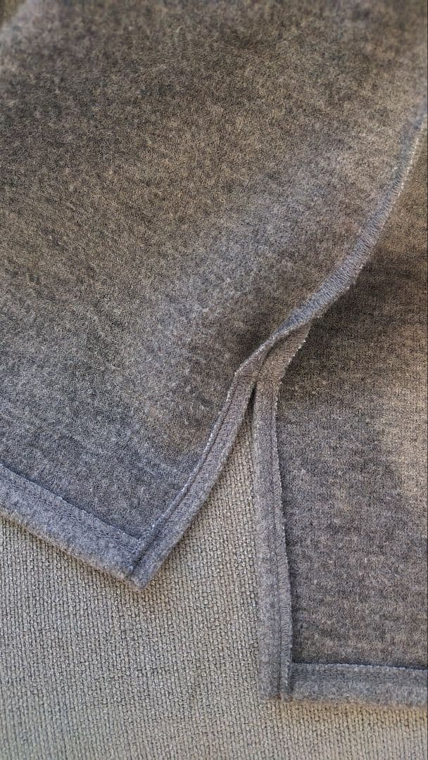 our洗えるウール混素材のキーネックプルオーバー杢グレー