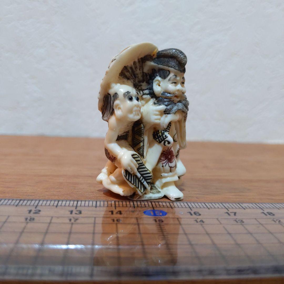 時代提物 彩色人物根付 天然素材 在銘【鍾馗様鬼退治】高さ4.6cm 重さ22ｇ