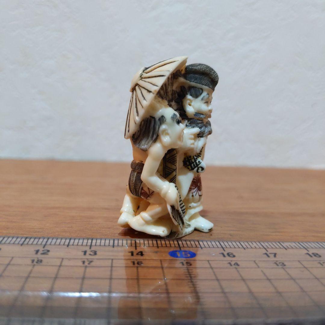 時代提物 彩色人物根付 天然素材 在銘【鍾馗様鬼退治】高さ4.6cm 重さ22ｇ