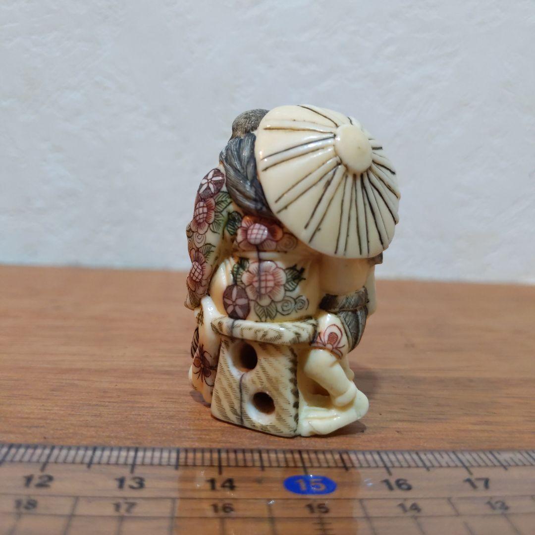 時代提物 彩色人物根付 天然素材 在銘【鍾馗様鬼退治】高さ4.6cm 重さ22ｇ