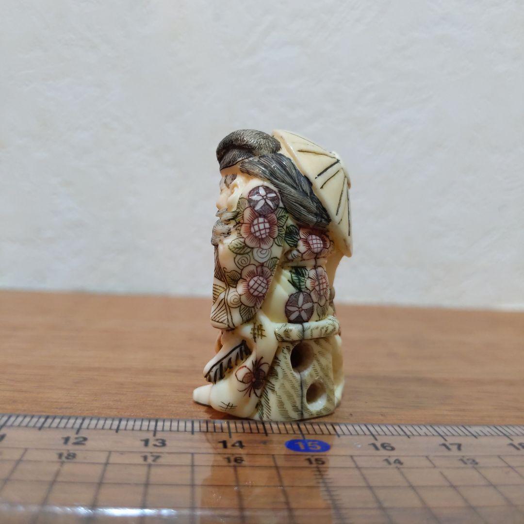 時代提物 彩色人物根付 天然素材 在銘【鍾馗様鬼退治】高さ4.6cm 重さ22ｇ