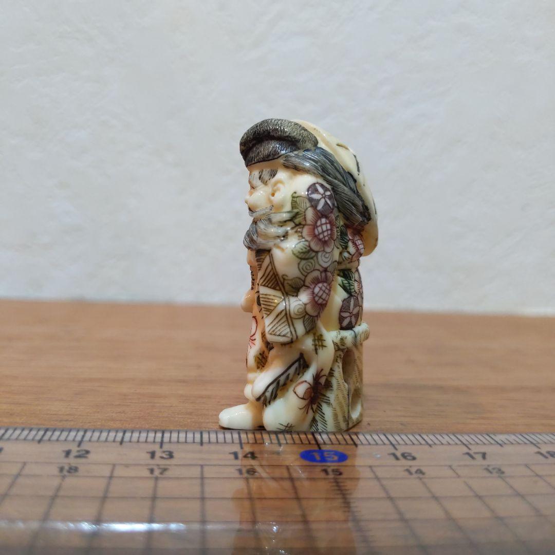 時代提物 彩色人物根付 天然素材 在銘【鍾馗様鬼退治】高さ4.6cm 重さ22ｇ