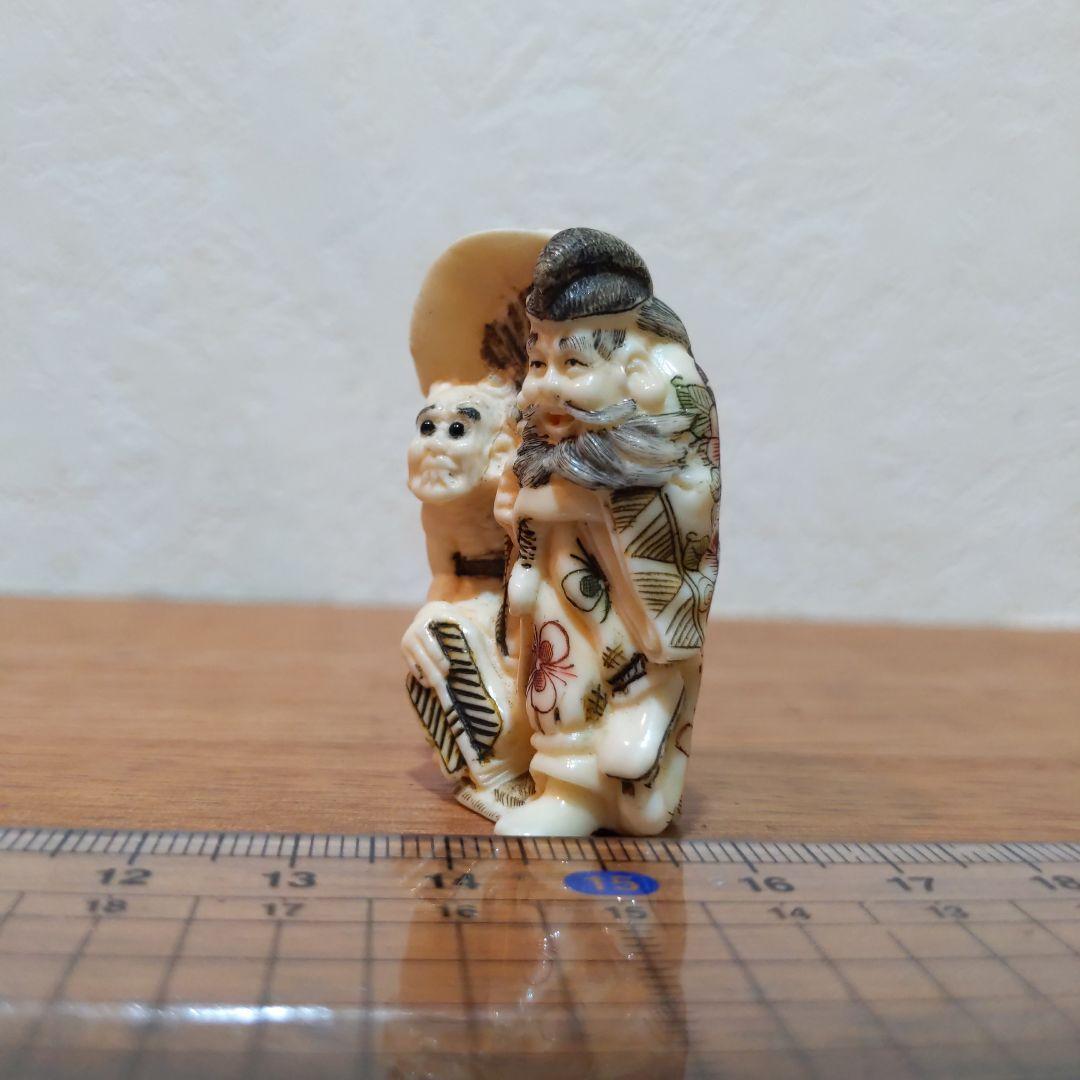 時代提物 彩色人物根付 天然素材 在銘【鍾馗様鬼退治】高さ4.6cm 重さ22ｇ