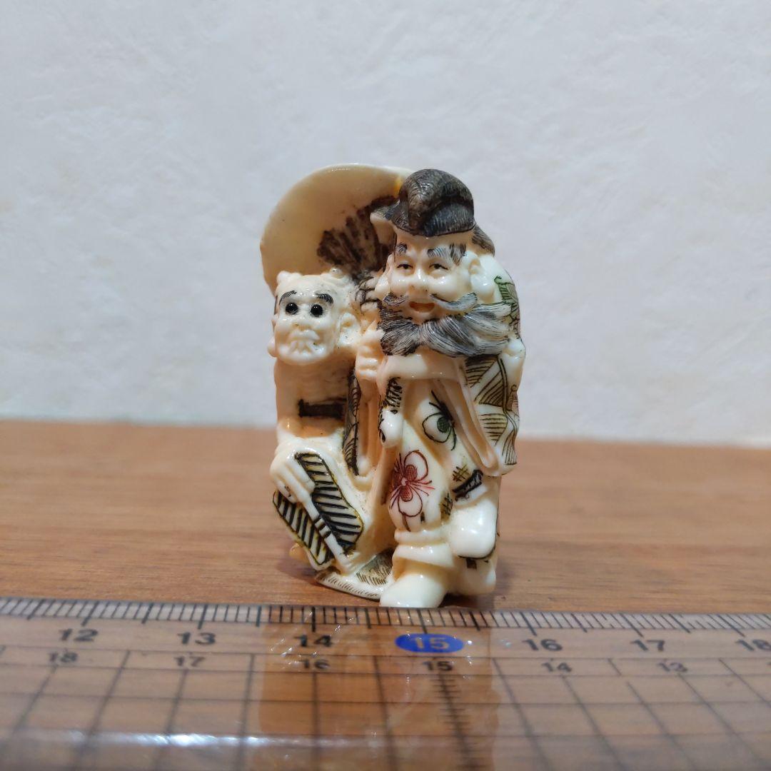 時代提物 彩色人物根付 天然素材 在銘【鍾馗様鬼退治】高さ4.6cm 重さ22ｇ