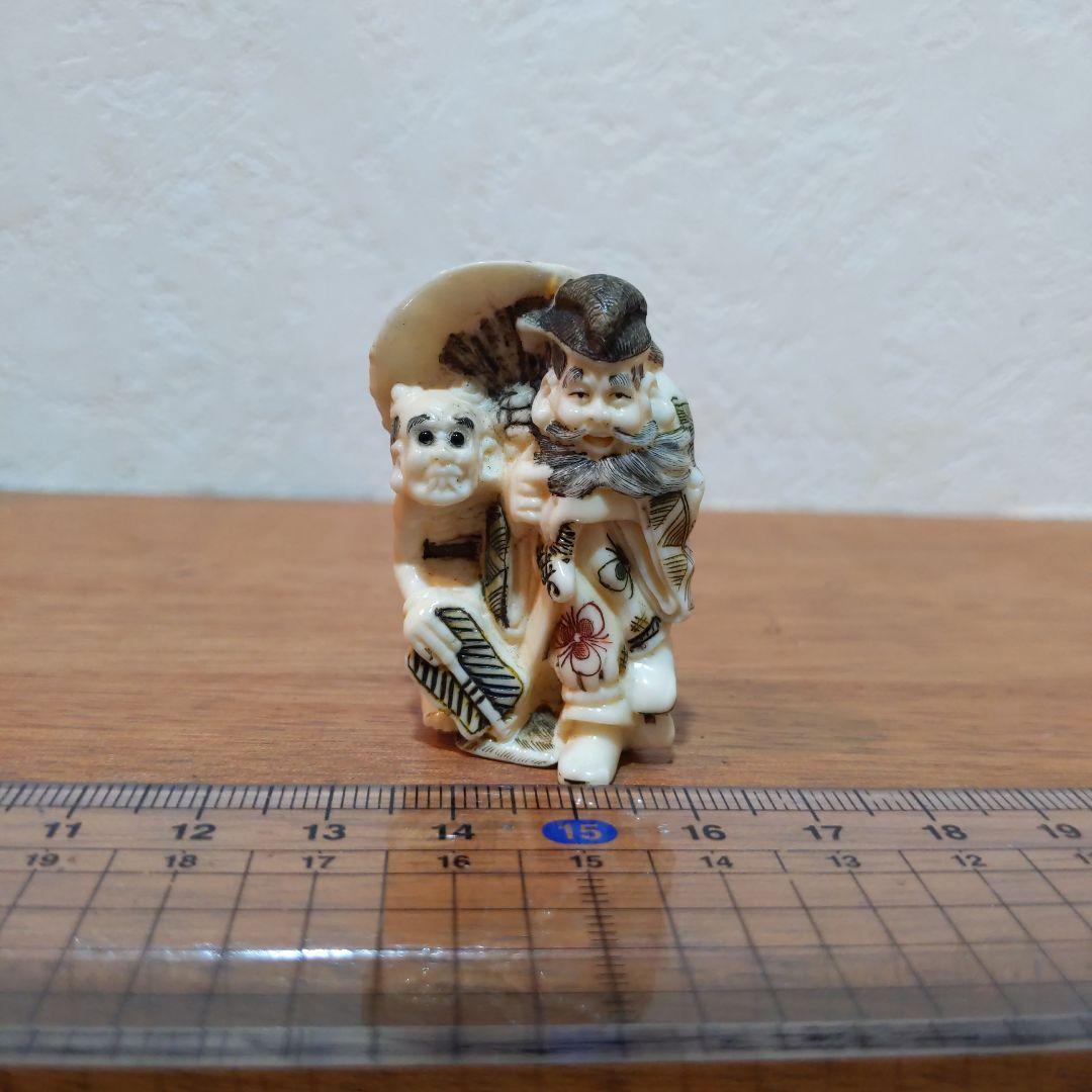 時代提物 彩色人物根付 天然素材 在銘【鍾馗様鬼退治】高さ4.6cm 重さ22ｇ